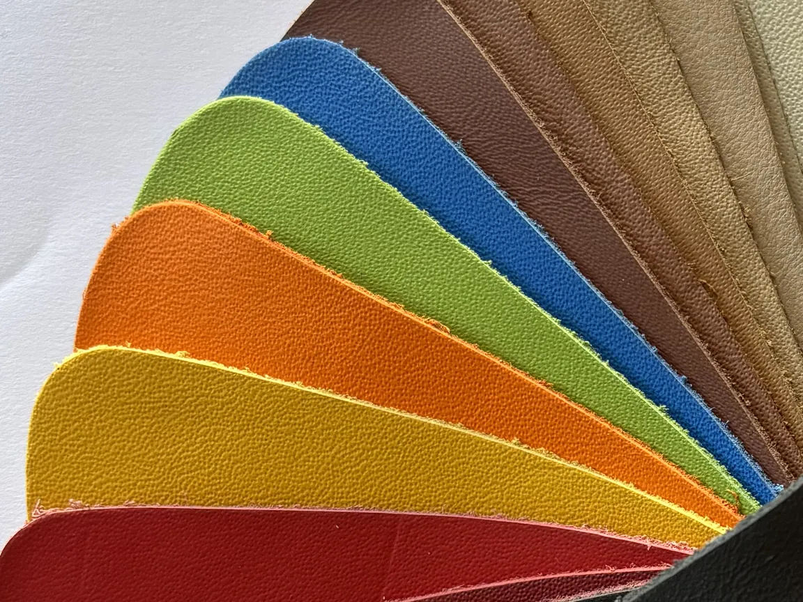 Amostras de couro para automóvel em cores vivas: vermelho, amarelo, laranja, verde e azul