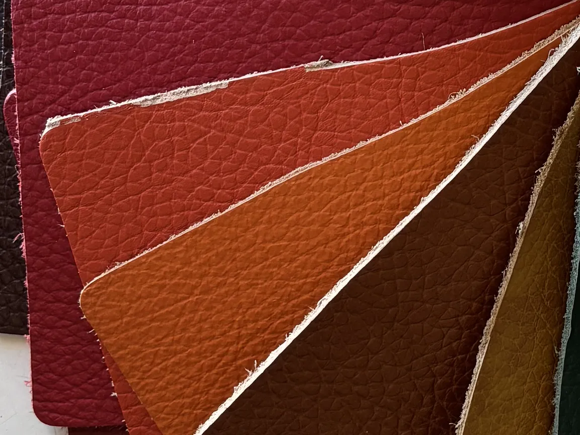 Pele batida em vermelho, bordeaux, laranja e castanho